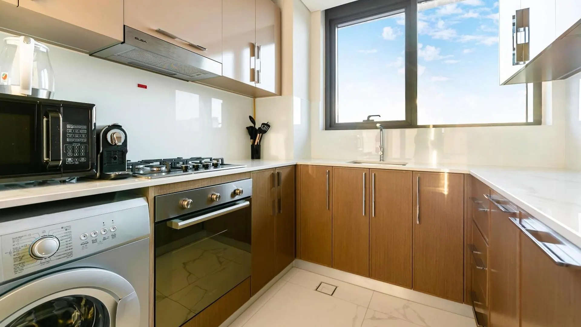 Fam Living - Elegant Stay In Azizi Greenfield Dubai